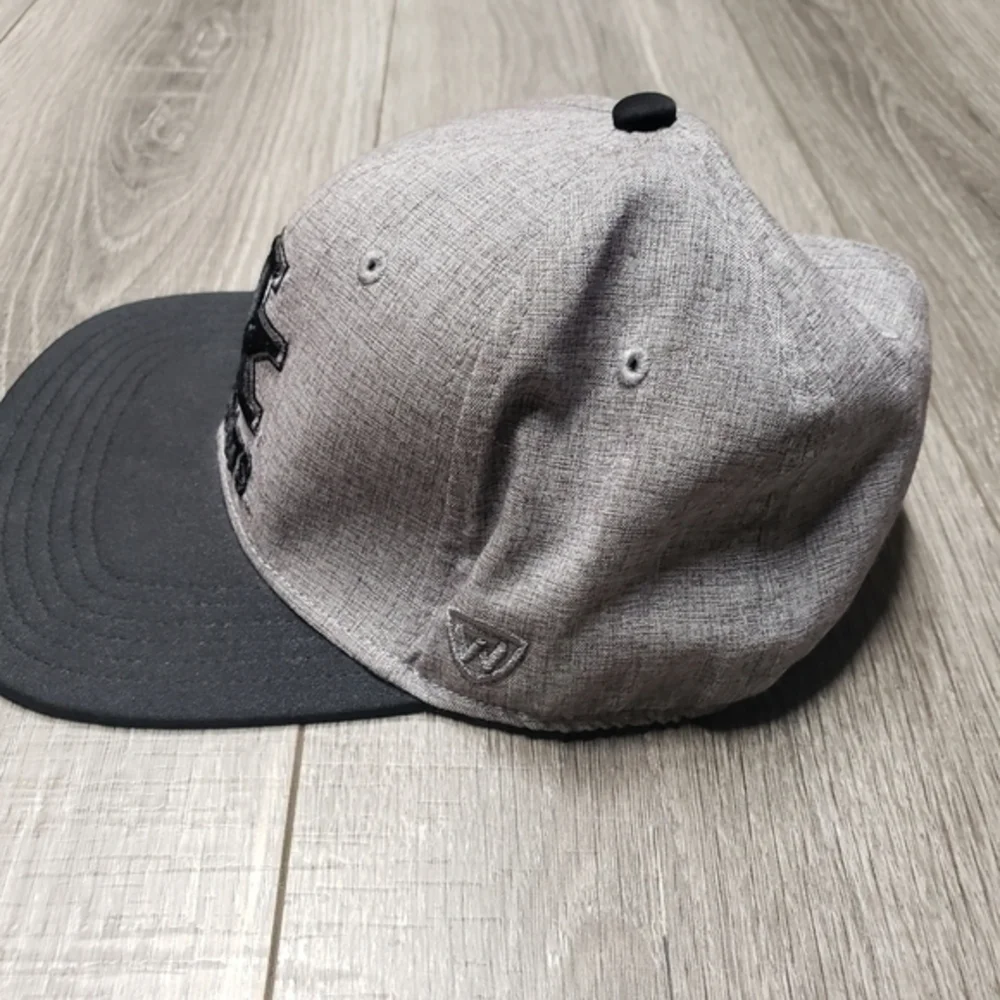 𝅺Top of the world‎ UK youth hat